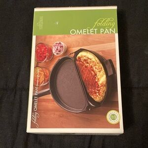 Folding omelet pan